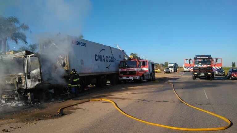 Camión incendiado
Crédito: Bomberos Gchú