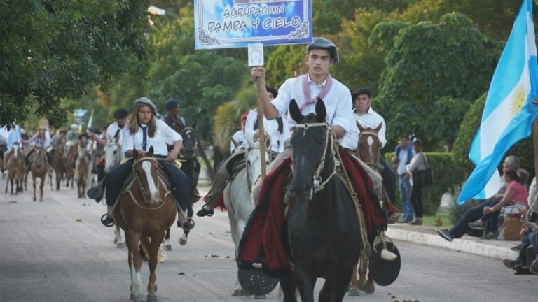 Desfilaron numerosos centros tradicionalistas (Vía Santa Rosa)