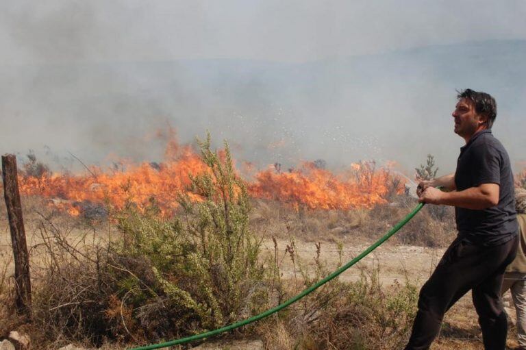 Damián de Santo combate el fuego (Ariel Luna).