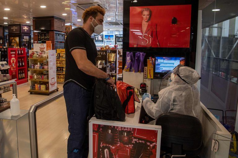 La protección en un supermercado de Buenos Aires. Este sábado fueron confirmadas 13 nuevas muertes por coronavirus (Foto: Pablo PORCIUNCULA / AFP)