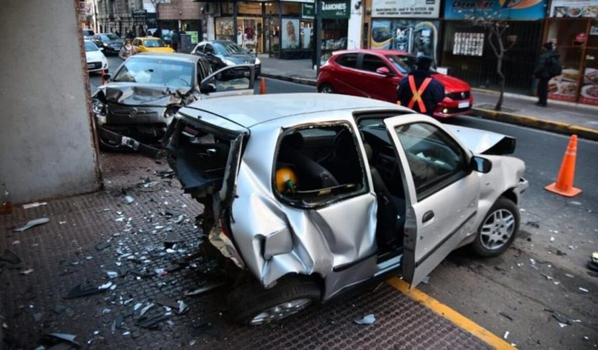 Quedó detenido luego de chocar autos estacionados y agredió agentes de Policía
