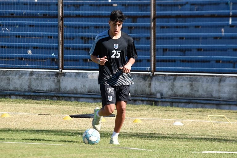 Los futbolistas siguen las indicaciones del entrenador Arnaldo Sialle, ajustándose a los protocolos de la AFA y el Ministerio de Salud.