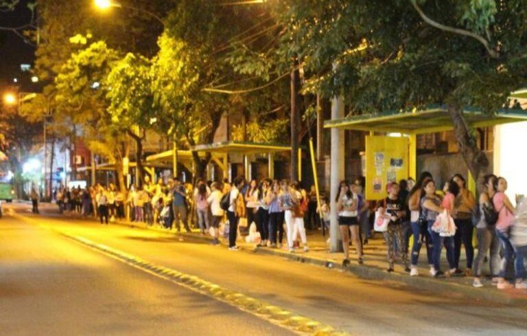 A partir de las 21:00 horas las paradas de colectivos se llenan de usuarios que desean volver a sus casas.