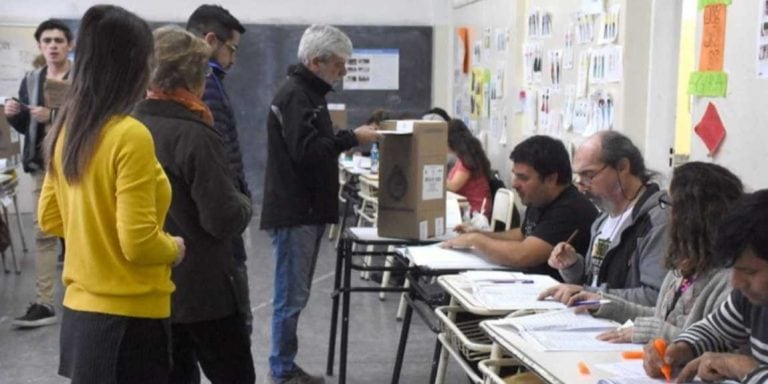 De acuerdo el operativo electoral en marcha, mañana las autoridades le entregarán al responsable del correo los útiles para comenzar el reparto en toda la provincia.