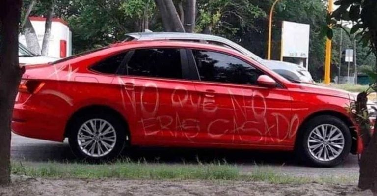 El lado derecho del auto, donde se aprecia el mismo mensaje, aunque con una cara distinta (Foto: web).