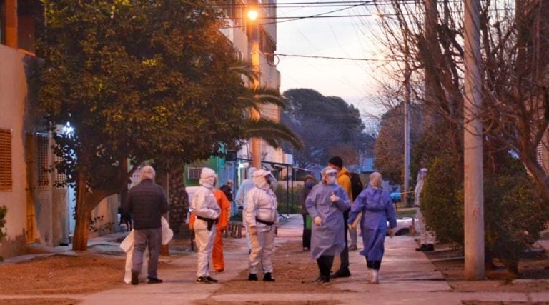 Personal policial y de Salud en el Barrio Río Atuel (Vía Santa Rosa)