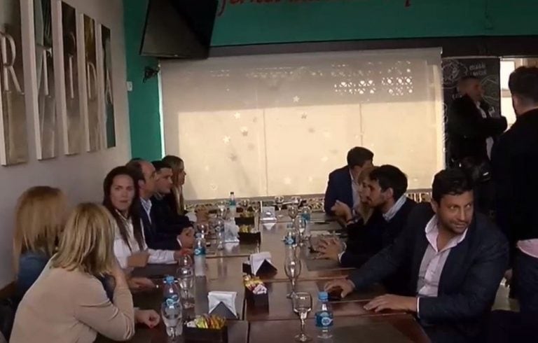 Macri sorprendió a los vecinos de Fisherton cuando ingresó a almorzar a un conocido bar en Eva Perón y Sánchez de Loria. (Captura de pantalla)