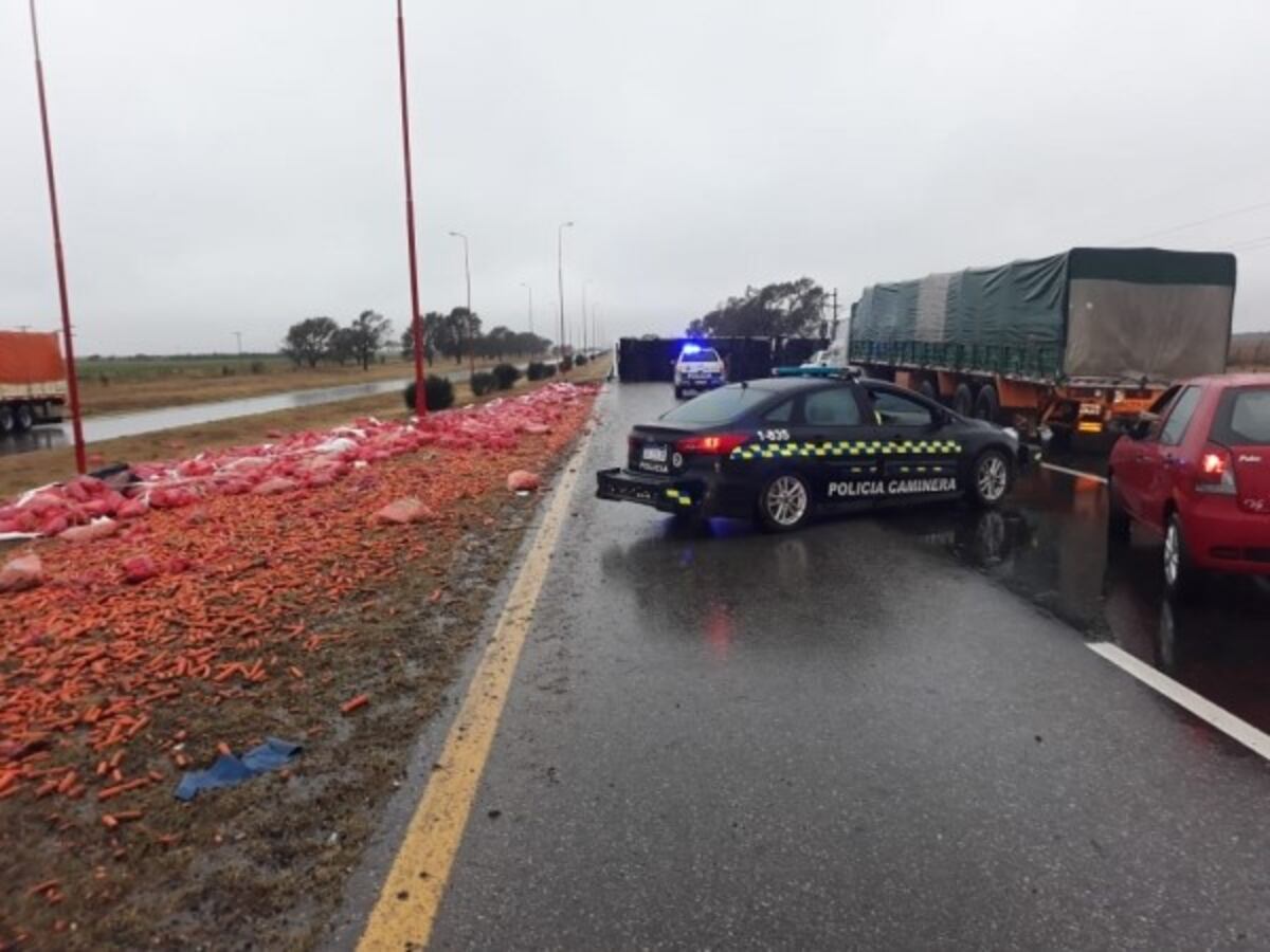 Volcó un camión cargado de verduras en San Luis