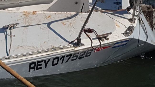 Cuando los socios del Yacht Club de Posadas llegaron al lugar donde está el velero encallado descubrieron que desmantelaron el motor y un mástil y velas.