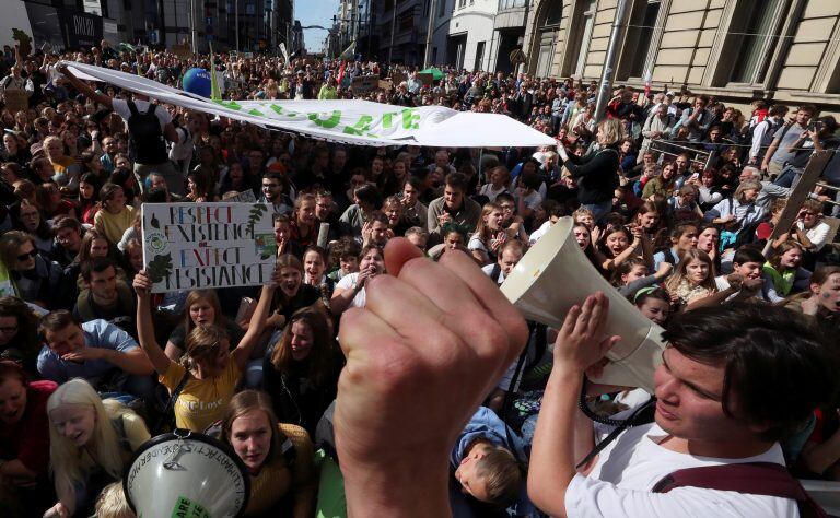 En Canberra y Kabul, Ciudad del Cabo y Berlín, y en todo el mundo, cientos de miles de personas tomaron las calles el viernes para exigir que los líderes aborden el cambio climático en el período previo a una cumbre de la ONU. Crédito: REUTERS/Yves Herman.