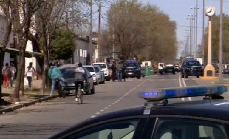 Disparos en pleno mediodía frente al cementerio La Piedad: un joven baleado en el cráneo. (Captura de TV)