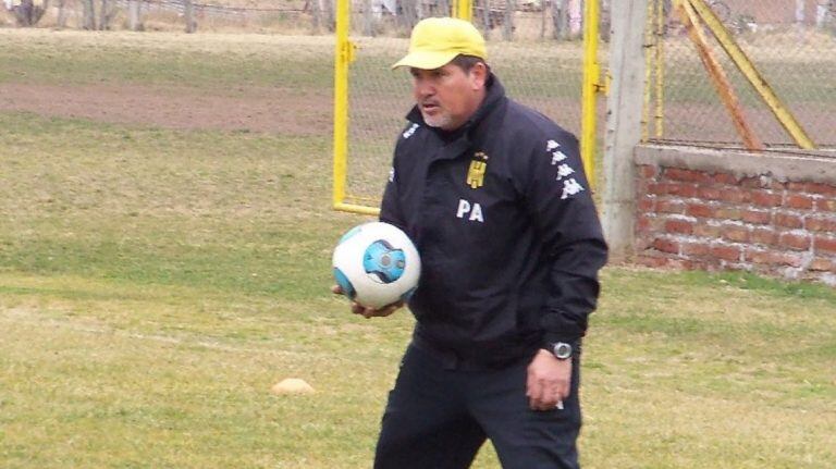 Enzo "Goma" Farías, el entrenador de arqueros de Olimpo que fue separado de su cargo por una denuncia de abuso sexual contra su persona.