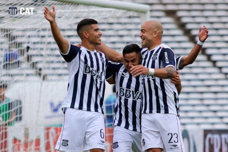 Sin brillar y con algunos sobresaltos, Talleres lo resolvió con un penal convertido por Olaza. Y está a cuatro de Boca.