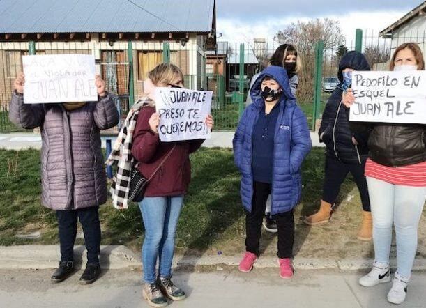 protesta en las calles de Esquel a Juan Ale, ex Jefe de la Policía.