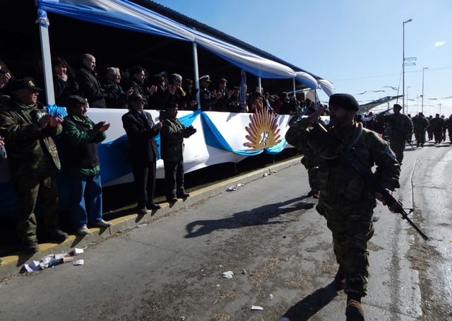 Desfile cívico militar en homenaje a los combatientes, Río Grande.