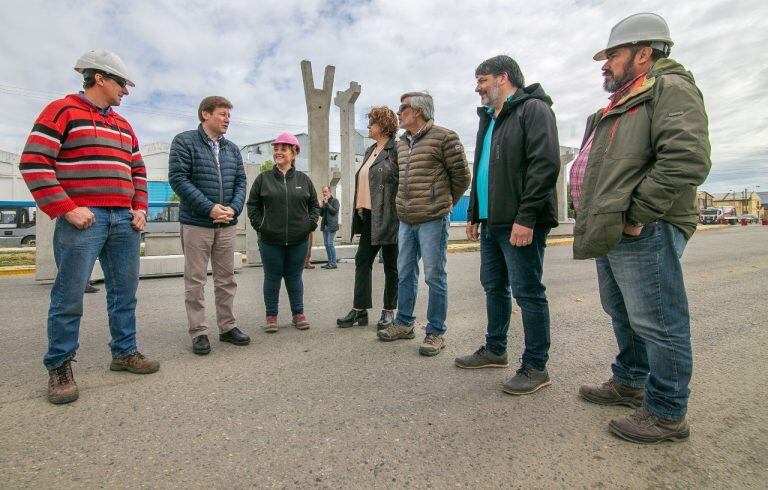 Melella recorrió la obra de montaje del puente peatonal frente a la UTN