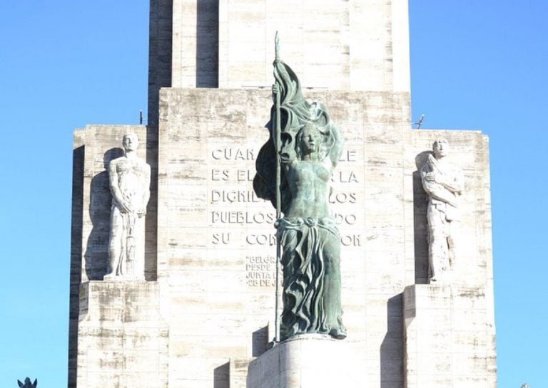 Otra vez Nación se atrasó con los pagos y el Monumento no estará listo para el 20 de junio. (@mnbandera)