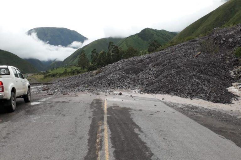 La ruta 51 está con corte total por derrumbes