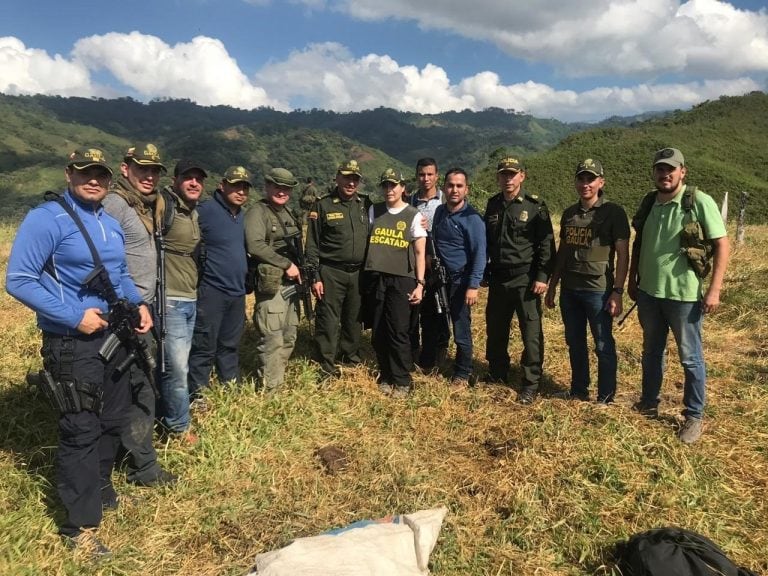 El momento en el que la joven Melisa Martínez García posa con el grupo de rescate de la policía que colaboró en su rescate. (EFE)