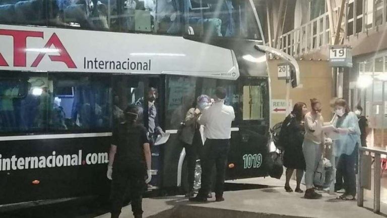 Controles de coronavirus en la Terminal de Mendoza.