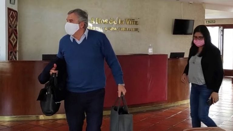 El gobernador Morales abandona el hotel este viernes. Allí manifestó su satisfacción por el resultado de los análisis, luego de lo cual retomó las actividades al frente de la Provincia.