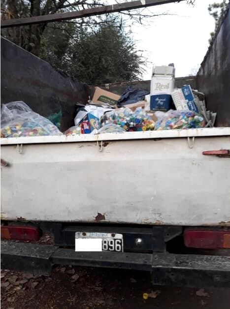 Vecinos de Sierras Chicas trasladas tapitas y papeles para colaborar con la Asociación Hospital Infantil de Córdoba.