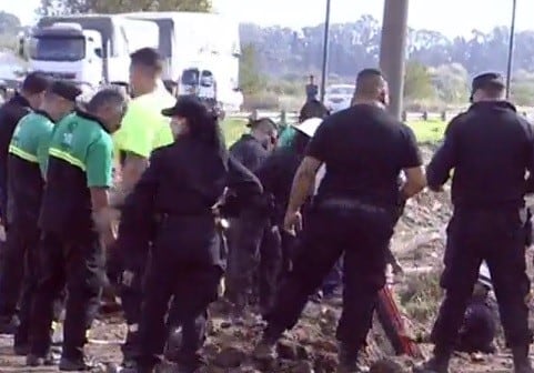 Dos obreros cayeron en un pozo en una obra en barrio Cristalería. (Captura El Tres)