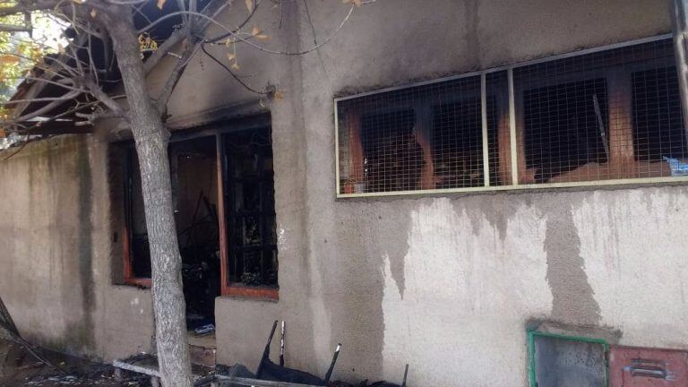 El hombre está grave tras incendiar su vivienda en San Luis.