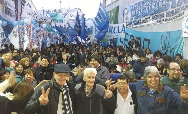 Matuk y Ferreyra, con la militancia a sus espaldas, anoche en el acto conmemorativo del 17 de octubre de 1945.