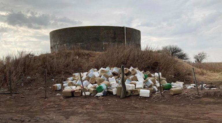 Unos 260 envases fueron hallados en la zona de Metileo (Maracó Digital)