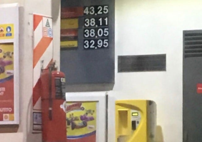 Las estaciones de servicio Shell amanecieron en Rosario con la nafta premium a más de 43 pesos. (@beatrizpriotti)