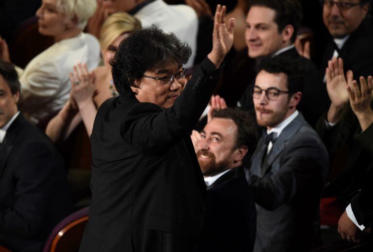 Bong Joon-ho recibe el premio a Mejor Guión Original. (Foto: AP)