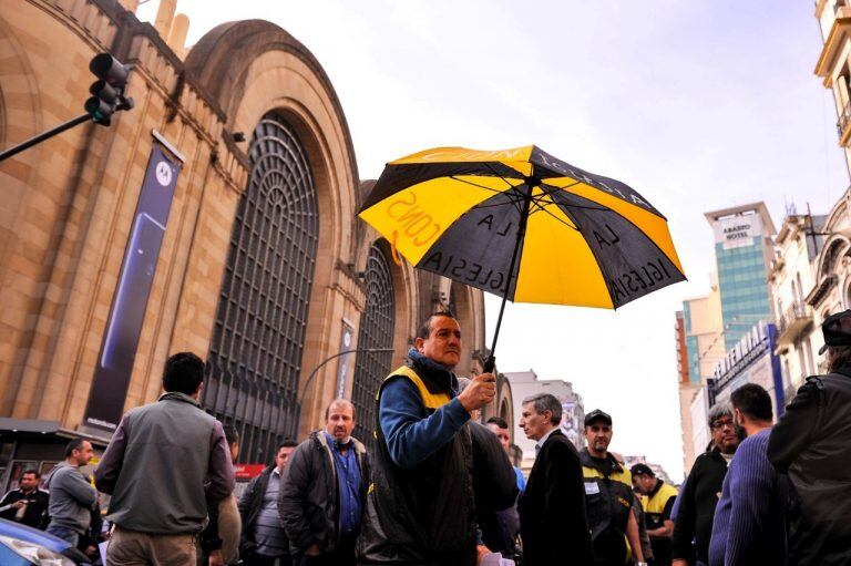 Cientos de taxistas realizaron tres cortes simultáneos en rechazo a Uber. Maxi Failla