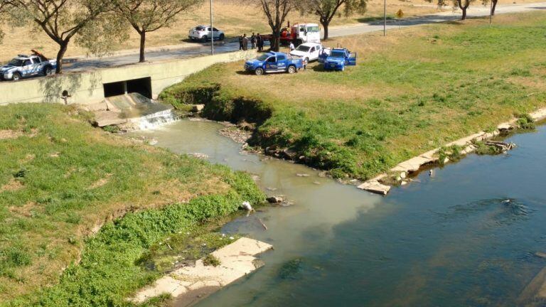 Volcamiento de líquidos cloacales de manera ilegal en el Río Suquía, procedimiento de la Patrulla Ambiental.