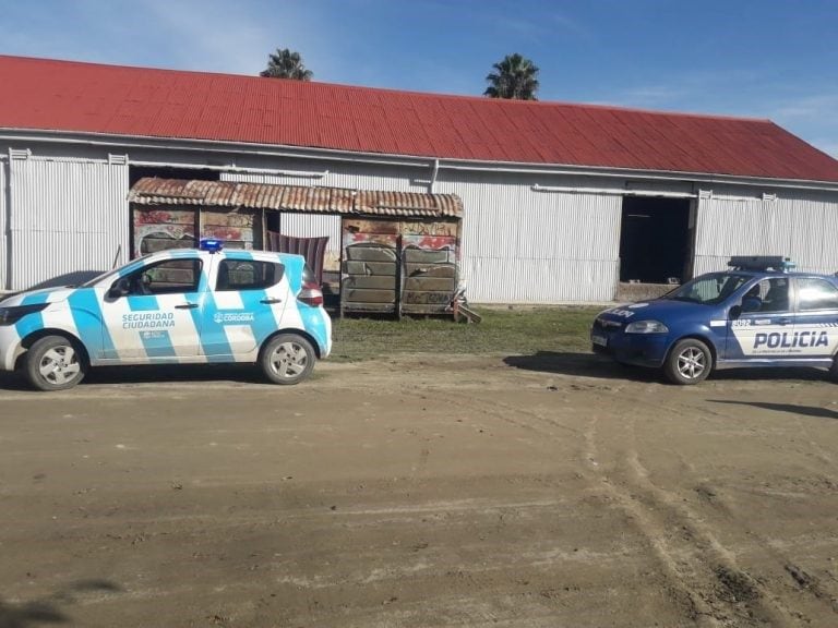 Desalojó de dos hombre que ocupaban el vagón que se encuentra detrás de la Escuela Municipal de baile, Alta Gracia.