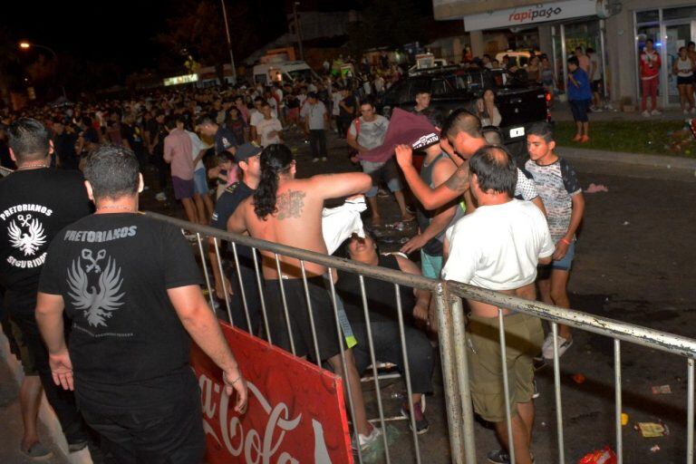 Varias personas afectadas con gas lacrimógeno en los corsos barriales. Foto: Alejandro Canteros.