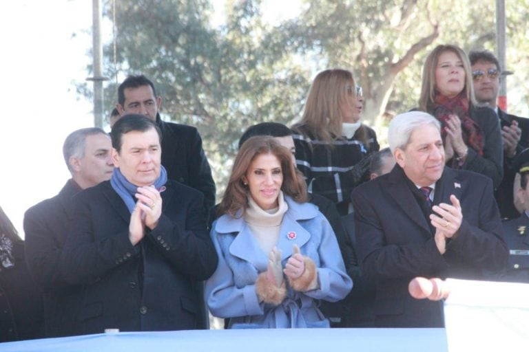 El gobernador Zamora en el palco oficial siguiendo el desfile cívico militar.