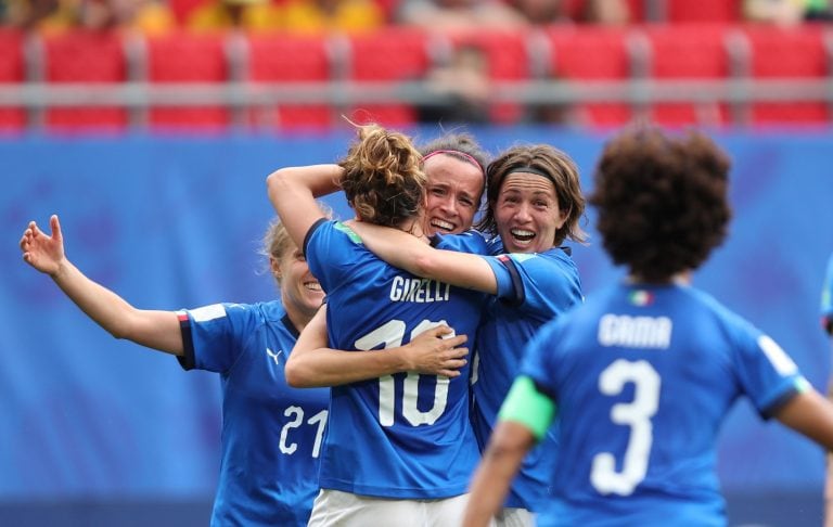 Todas las italianas abrazan a Bonansea, la heroína de las italianas (Foto: EFE/EPA/TOLGA BOZOGLU)