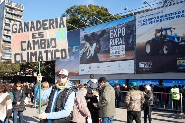 Protesta de activistas veganos en el exterior de La Rural (Foto: Rolando Andrade Stracuzzi).