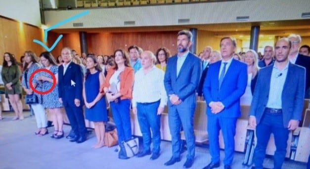 Tamara Salomón, la legisladora miraba el celular mientras cantaban el Himno Nacional.