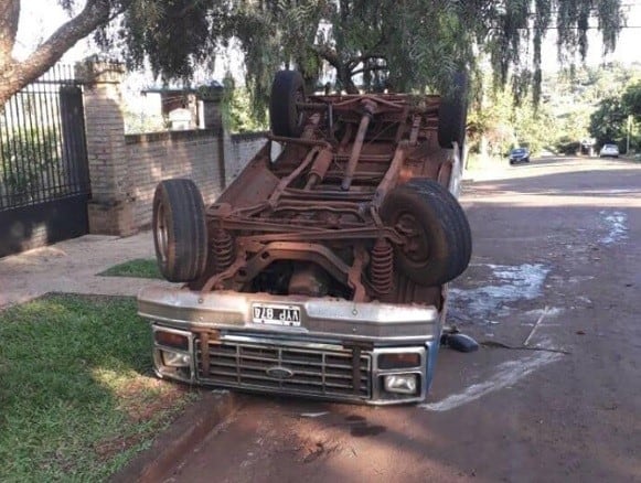 Varios heridos por el vuelco de una camioneta en Oberá. (Foto: Info Cuatro)