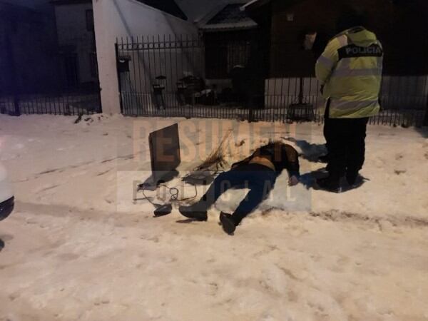 Ex convicto desvanecido en la nieve. Foto: ResumenPolicial