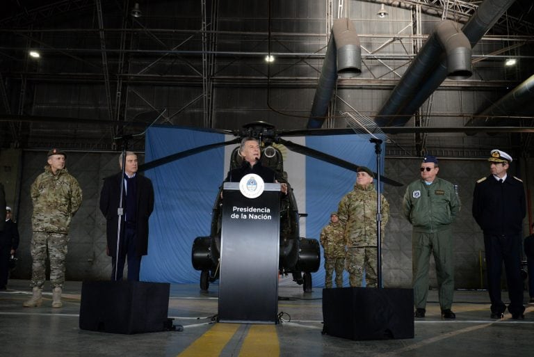 El presidente Mauricio Macri, durante el anuncio de una reforma del sistema de defensa de las Fuerzas Armadas, en Buenos Aires. La reforma del sistema de defensa de Argentina prevé que las Fuerzas Armadas colaboren en la seguridad interior y custodien objetivos estratégicos, en un giro inédito desde el regreso de la democracia en 1983.