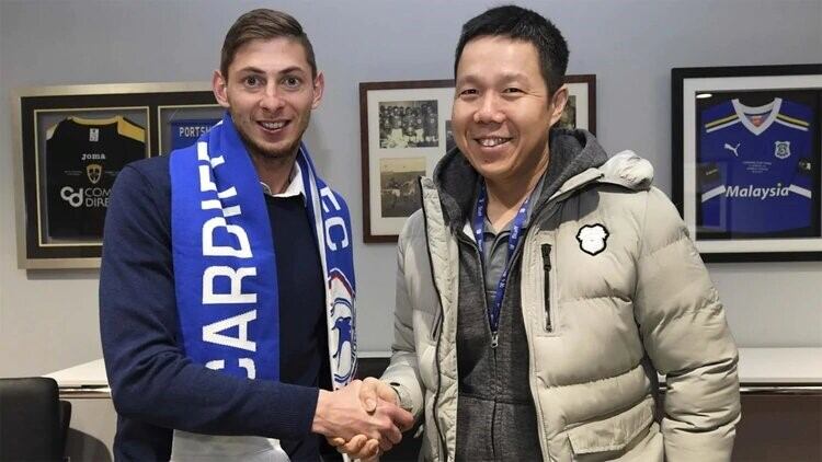 Emiliano Sala, con el presidente del Cardiff City. (www.cardiffcity.com.uk)