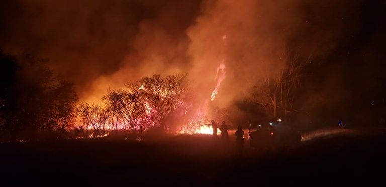 Impresionante incendio en la autopista Córdoba-Carlos Paz. (Foto: Javier Ferreyra)