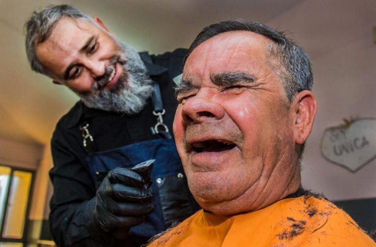 Los estudiantes de barbería y peluquería de Studio 86. escuela de emprendedores, les cortaron el pelo y embellecieron a los abuelos del Padre Lamónaca.