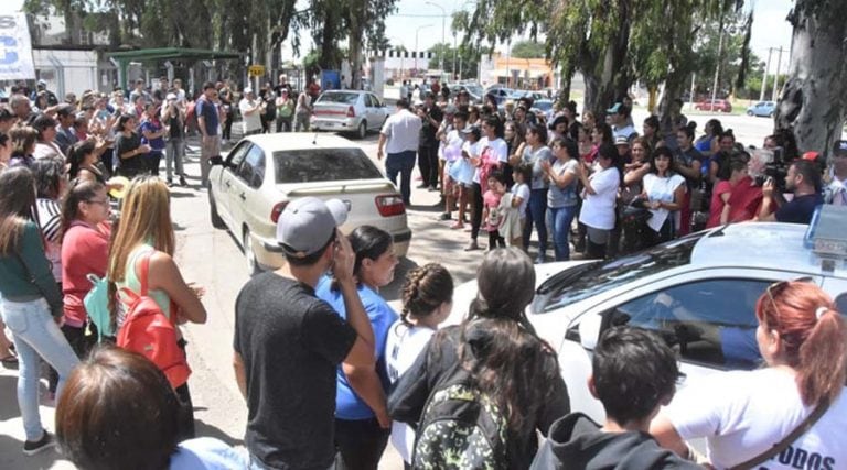 La gente acompañó la salida de Nadia y sus familiares (El Diario)