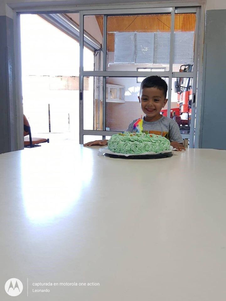 Un niño pidió festejar su cumpleaños en un cuartel de bomberos luego de que le salvaran la vida