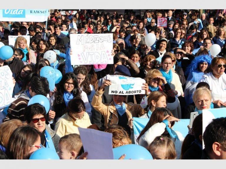 Los pañuelos celestes invadieron el frente del Hospital Rawson.