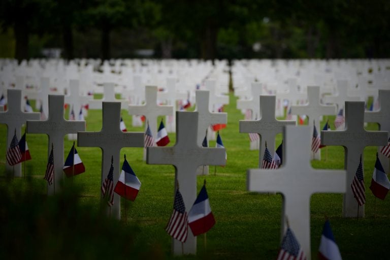 Banderas norteamericanas y francesas colocadas en las tumbas del cementerio de tropas norteamericanas de Colleville-sur-Mer, Francia.